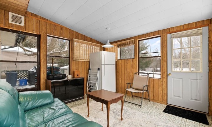 Marmora House | Affordable Lakeside Retreat for Groups