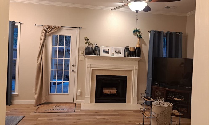 Hoover House | Cozy 2 bed 2.5 bath & office-Great for traveling professionals
