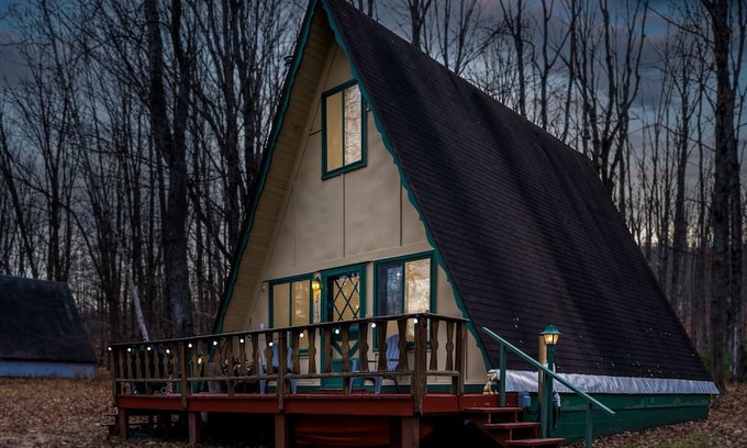 Boyne Falls Cabin | 10 min to Boyne Mountain - Cozy A-Frame Cabin - Springbrook Retreat