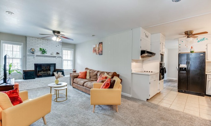 Austell House | Cozy Austell Home w/ Sunroom - 4 Mi to Six Flags!