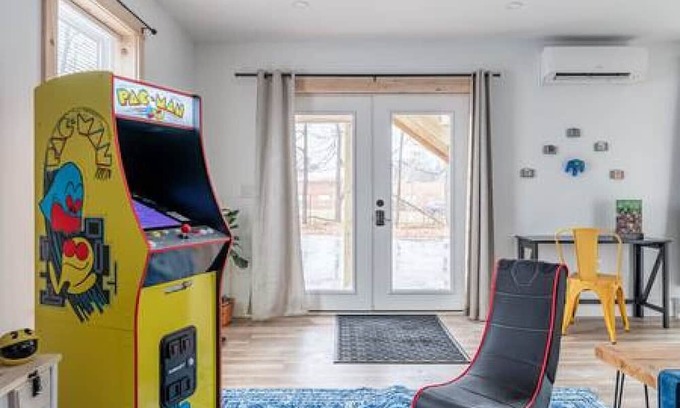 Bangor Apartment | Bangor Gaming Getaway: 2BR Apartment | Parking