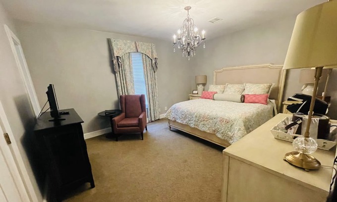 Clemmons Apartment | Lord Linville Room King - Non- Smoking- No Pet
