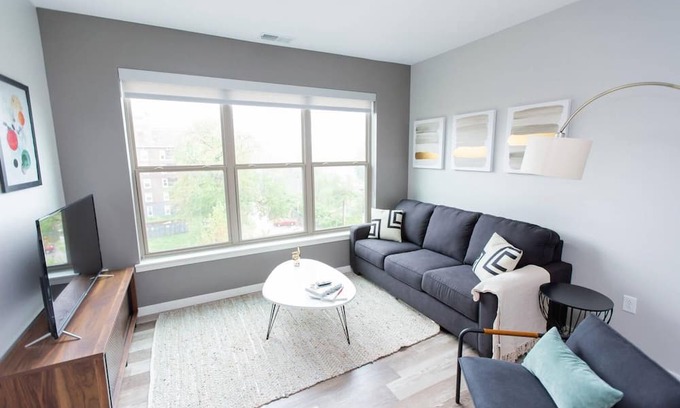 DeBaliviere Place Apartment | St. Louis | Luxurious 2BD/2BA Forest Park Apartment