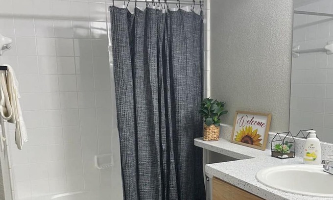 South Arlington Apartment | Cozy stay near Cowboy & Ranger Stadium, Six Flags, Hurricane Harbor, Texas LIVE