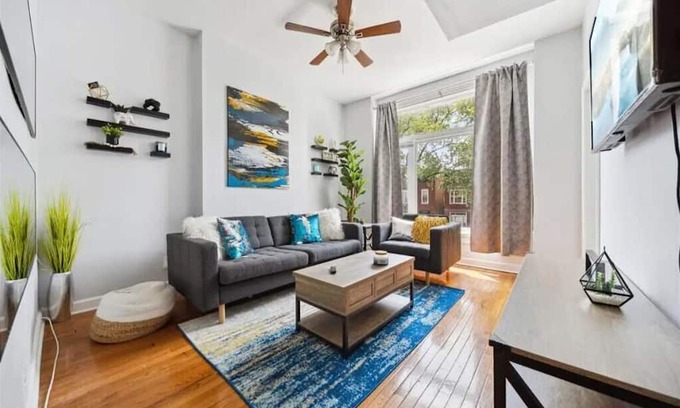 Grand Boulevard Apartment | Bronzeville Condo By Hyde Park