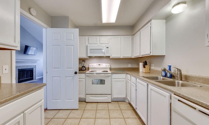 Mid City South Condo | Baton Rouge Condo w/ Pool & Balcony, Near Golfing!