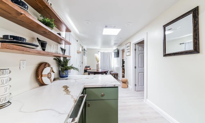 Valencia House | 14 Minutes to Magic Mountian-Cozy In-Law Suite