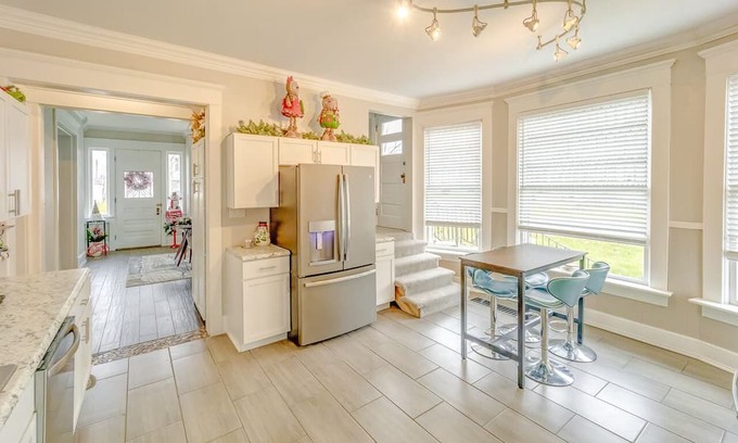 Decatur House | Tesla Charger!! Remodeled 5 bed! Sleeps 12.