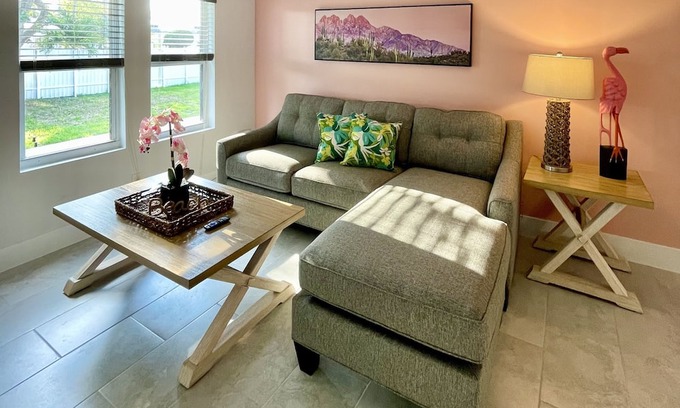 Parkside Apartment | Pink Flamingo getaway in Hollywood Beach! KING BED