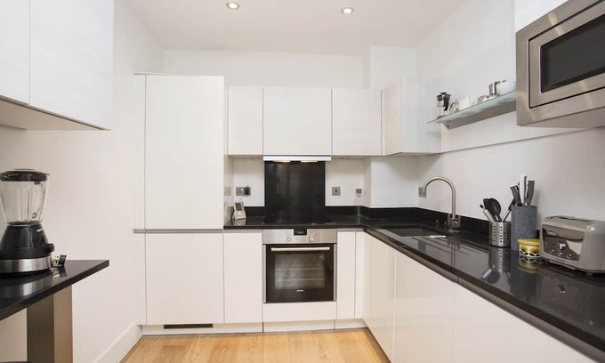 St. Helen's Apartment | Fantastic one-bed apartment in a modern development next to Portobello Road