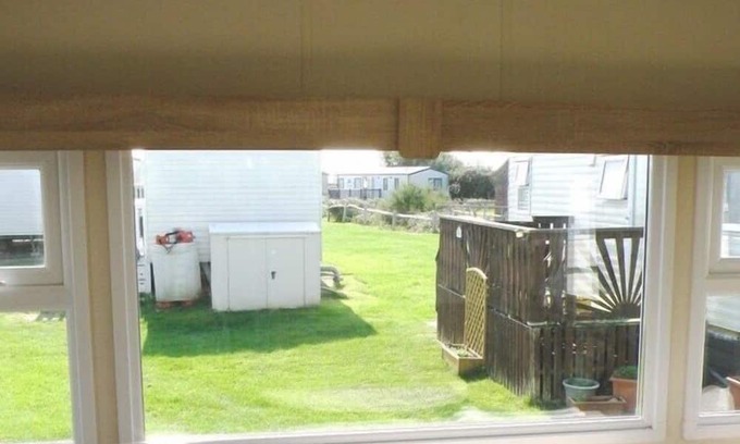 Selsey House | A small comfortable caravan, in a quiet location, with a lovely outside area to relax