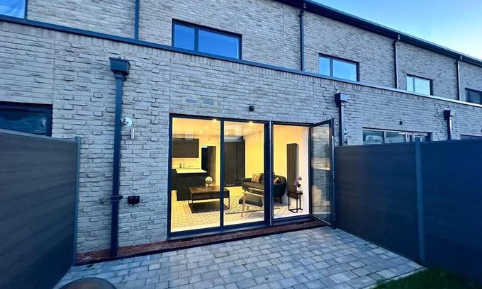 East Ham South House | Immaculate 4-Bed House near City Airport