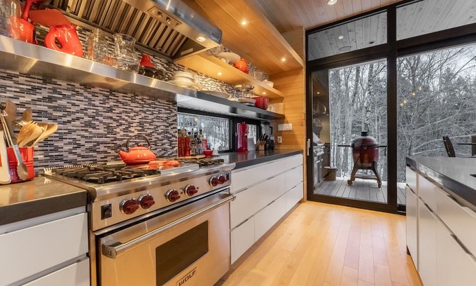 Eastman Ski Chalet | The Binocular | Waterfront | BBQ | Sun deck