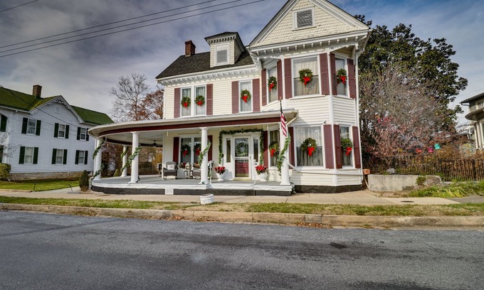 Edinburg House | Historic Downtown Edinburg Home Near Stoney Creek!
