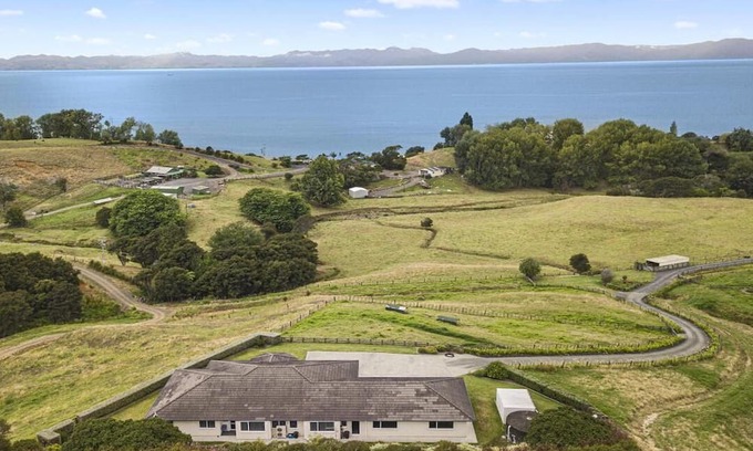 Whakatiwai House | SLICE OF HEAVEN IN KAIAUA WITH SEA VIEWS - BEACH & PARK WITHIN WALKING DISTANCE