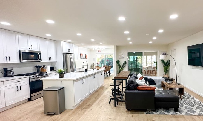 Tustin House | Magical Retreat Minutes from Disneyland! Elderly-Friendly, Newly Remodeled 5BR.