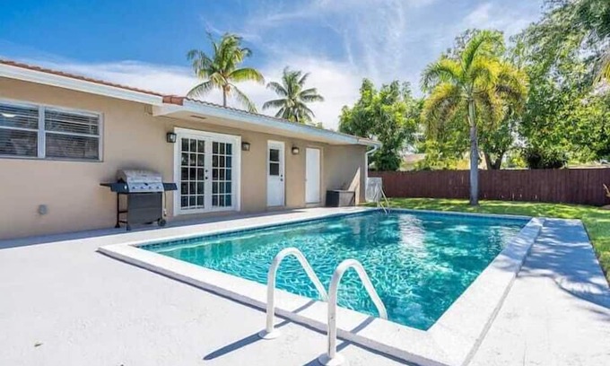 West Hollywood Apartment | 3 Bedroom 731645 by Houzlet
