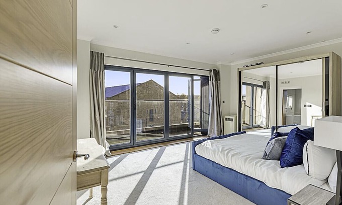 Syon Apartment | Penthouse Apartment In Brentford