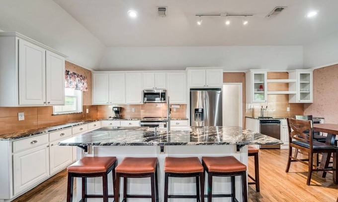 Azle House | The Perfect Getaway/Boat Dock/Eagle Mountain!