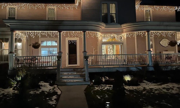 Manistee Bed & Breakfast | The Chandelier Bed & Breakfast