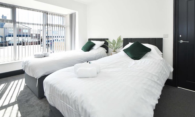 Burslem House | Potter's Rest: Explore the Potteries from this Wonderful Modern 4-Bed House!