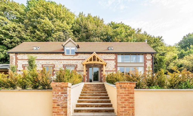 Dorchester House | Beehive - sleeps 6 guests in 3 bedrooms