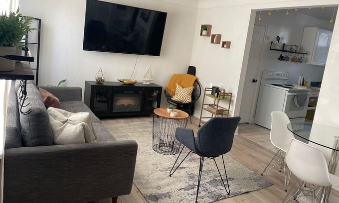 Port Dalhousie House | Cozy waterfront retreat amid Niagara's best wineries. Small pets allowed!