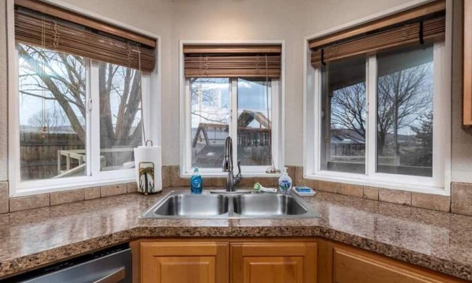 Benton City Cottage | Heart of Red Mountain in Wine Country!