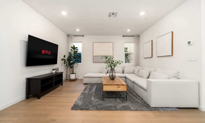 Willow Creek House | Modern 4BR Home Nr Airport / DT w/ Fire Pit