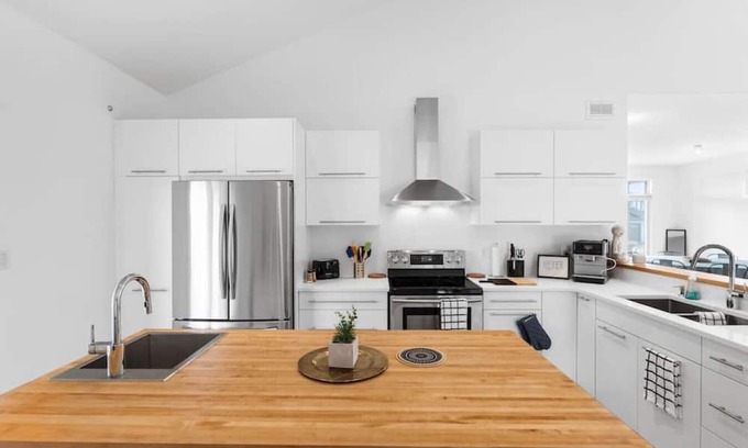 Cannifton House | *Elegant 4BR Family Home* by *Prince Edward Area*