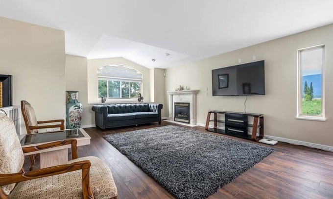 Pitt Meadows House | Spacious 6 Bedroom House in Pitt Meadows