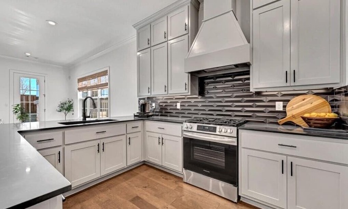 Bentonville House | New Furnished Home 4BR 2B Lg K, close to Corp and Region offices.