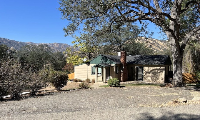 Three Rivers Cottage | Enjoyable Family Home with Country living