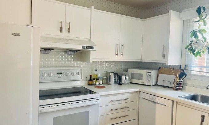 Etobicoke House | Home in prettiest neighborhood Etobicoke, close to airport
