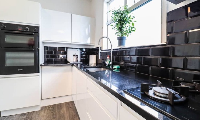 Leyton House | Exquisite Spacious 7BR Residence in Prime London