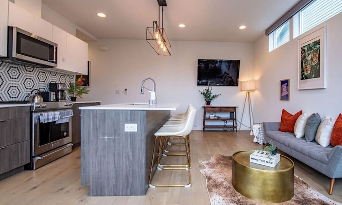 Crown Hill House | Modern 3 Bedroom Townhouse w/Private Rooftop