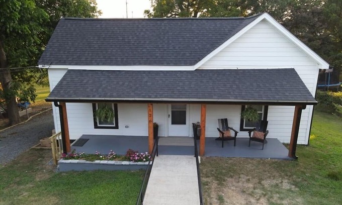Fort Mill House | COZY Downtown FORT MILL.1/2 block to MAIN STREET Restaurants* (3 bd, 2 ba)