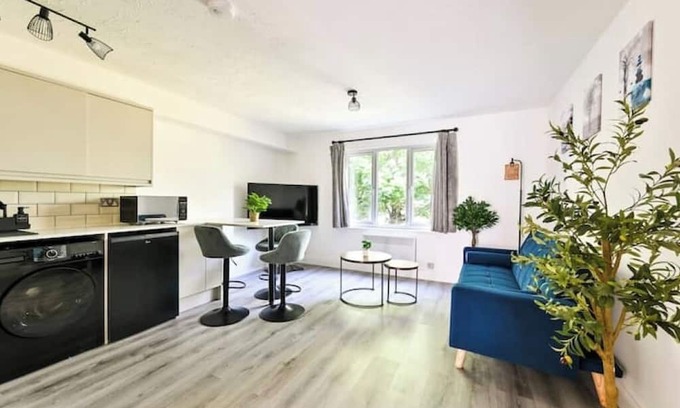 Whittington Apartment | Charming 1-Bed Flat in London – 3 Mins to Tube + Free Parking