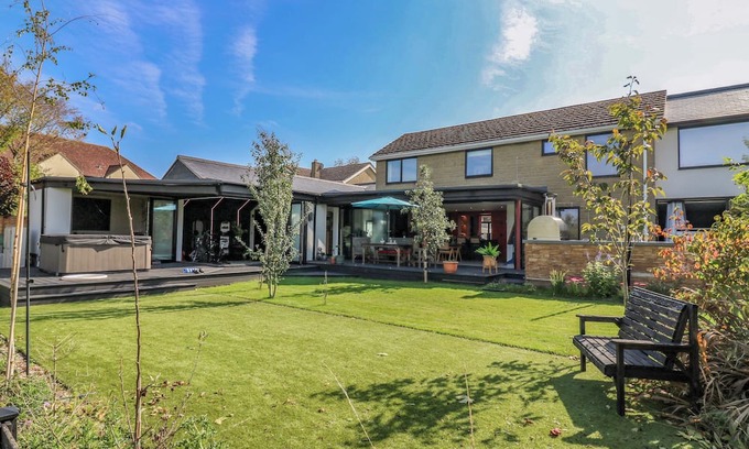 Charlton-on-Otmoor Cottage | MANOR FARM HOUSE, pet friendly, luxury holiday cottage in Bicester