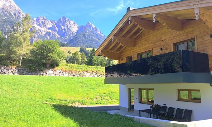 Leogang Apartment | Lovely apartment for 6 guests with WIFI, TV, balcony and panoramic view