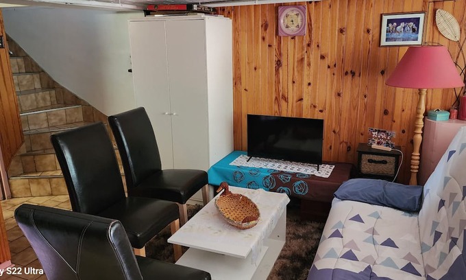 Mons-en-Baroeul Apartment | Holiday Home 'Beautiful Basement with Terrace' with Shared Garden and Wi-Fi