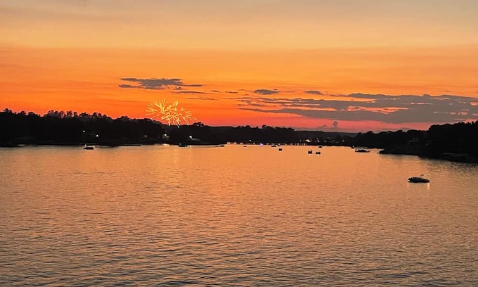 Waterloo House | "Sunset Haven" Waterfront Escape on Lake Greenwood