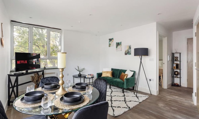 Chelmsford Apartment | Vibrant city centre apartment stay- stylish home from home