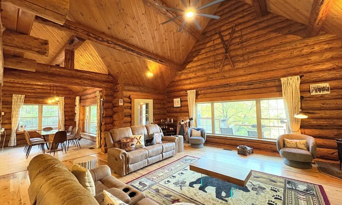 Proctor Cabin | Vermont Lodge Cabin with Mountain Views near Killington