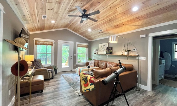 Burgaw Cabin | 3-br cabin with Private Dock on the River, covered porch and large back deck