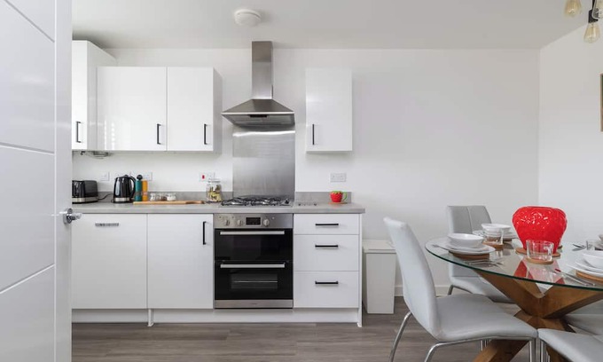 Milton Keynes House | Spacious 4BR House | EV Charger | 10 mins from Centre MK | Families | Contractor