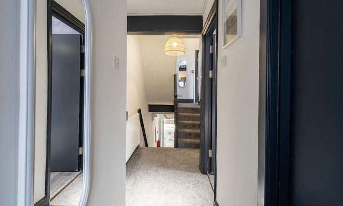 Warrington House | Spacious 6BR House | Central Warrington | Unli Wi-Fi | Free Parking | Sleeps 12