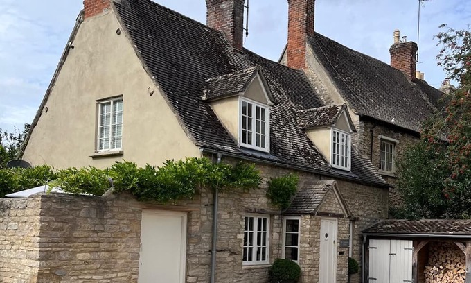 Witney Cottage | Charming Cotswold Stone 3 Bed Cottage in Centre of Witney with Free Parking