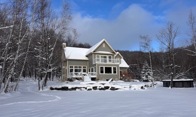 Shefford Ski Chalet | Family home in beautiful forested mountain on serene lake