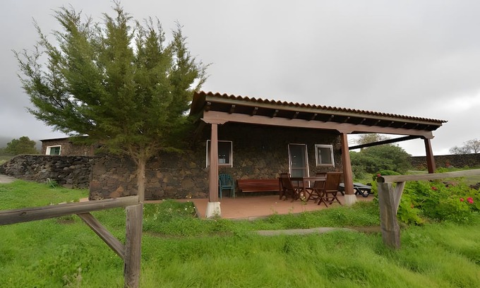 El Pinar de El Hierro Apartment | Apartment 'Casa Rural El Pajar' with Mountain View, Wi-Fi and Air Conditioning